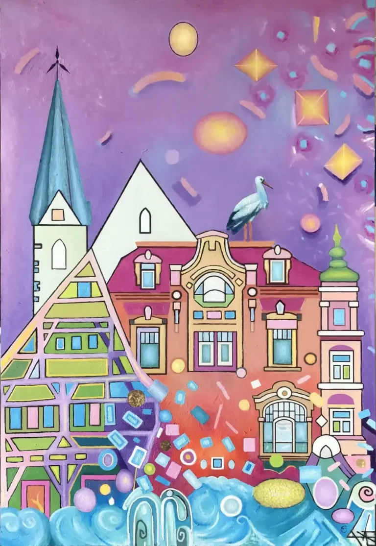 Städtebild von Bad Saulgau: Kirchturm mit türkisem Spitzhelm, buntes Fachwerkhaus und Jugendstilfassade mit Storch auf dem Dach vor violettem Himmel, unten sprudelndes Wasser